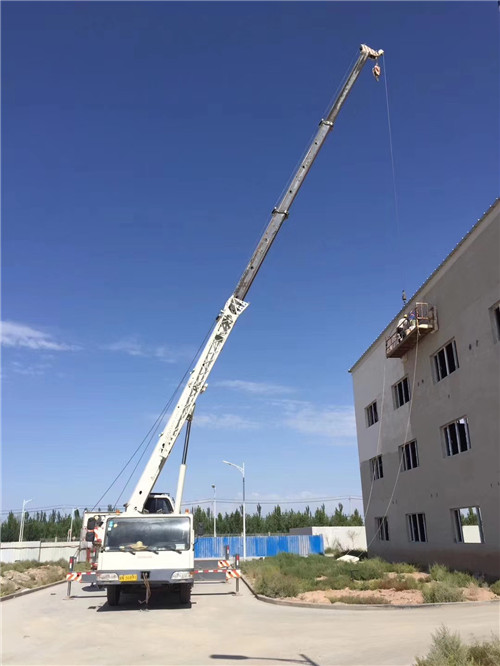 达坂城区“轻装强干”—— 吊车的 “轻量化臂架” 技术